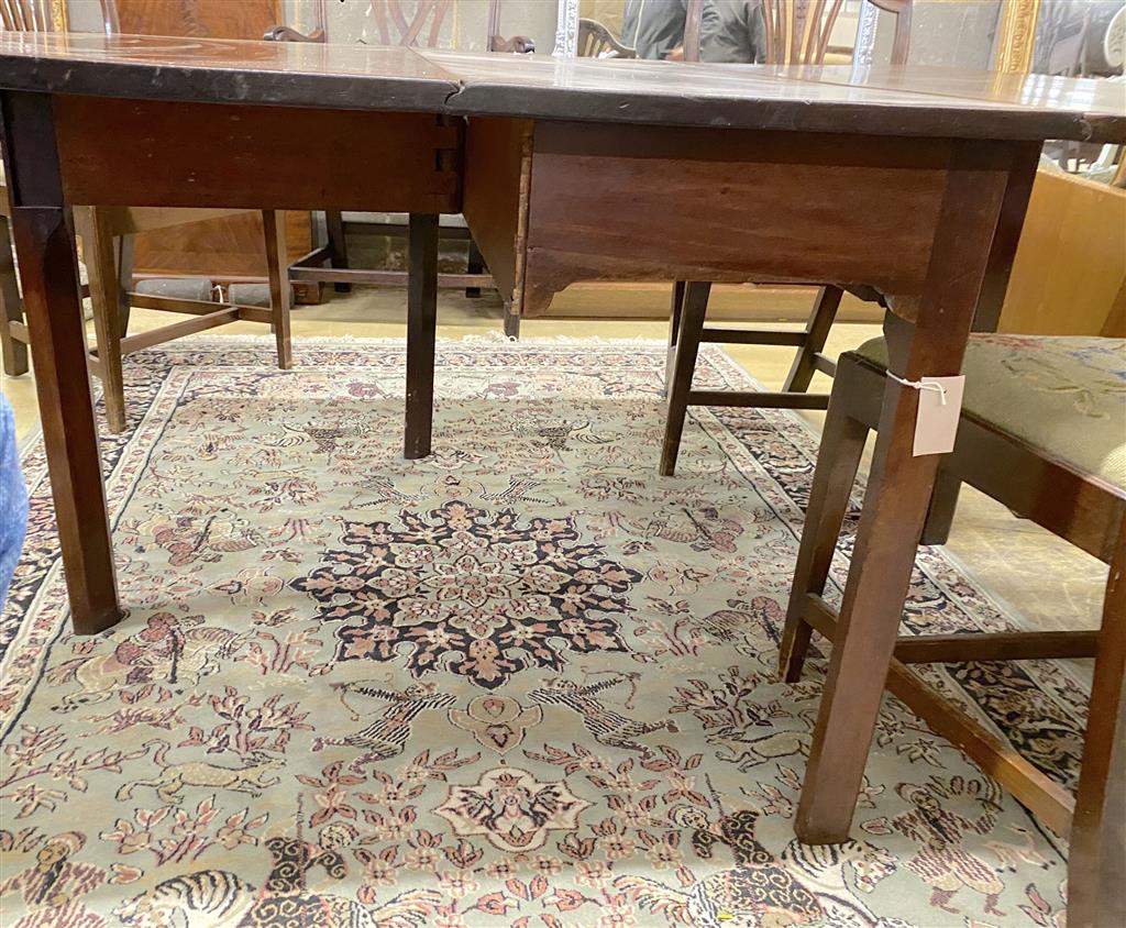 A George III mahogany drop leaf dining table, 138cm extended, depth 115cm, height 70cm